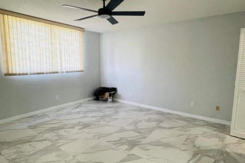 Condo in Tamarac, Florida, 2 bedrooms № 2263547 - photo 4