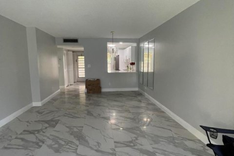 Condo in Tamarac, Florida, 2 bedrooms № 2263547 - photo 5
