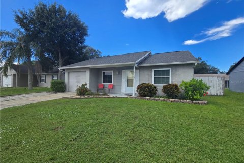 House in New Port Richey, Florida 2 bedrooms, 81.01 sq.m. № 2353311