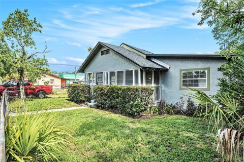 Casa en venta en Tampa, Florida, 2 dormitorios, 90.49 m2 № 1791183 - foto 3