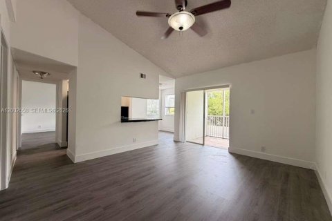 Condo in Tamarac, Florida, 1 bedroom  № 2068262 - photo 4