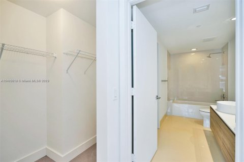 Condo in Miami, Florida, 1 bedroom  № 2012872 - photo 20