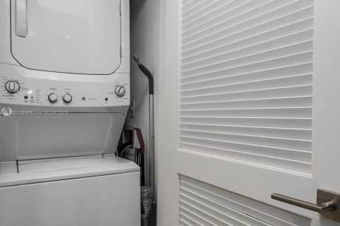 Condo in Miami, Florida, 1 bedroom  № 2012872 - photo 25