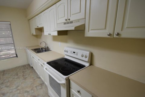 House in Coral Gables, Florida 3 bedrooms, 148.83 sq.m. № 2068238 - photo 9