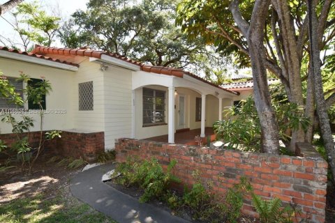 House in Coral Gables, Florida 3 bedrooms, 148.83 sq.m. № 2068238