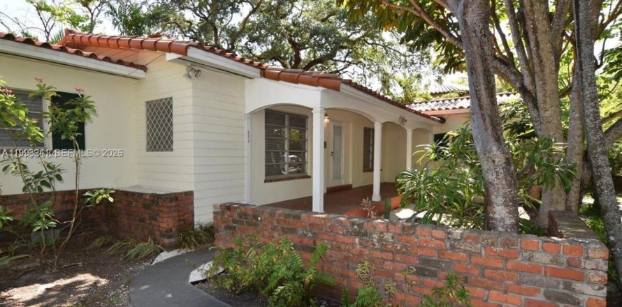 House in Coral Gables, Florida 3 bedrooms, 148.83 sq.m. № 2068238