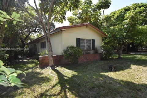 House in Coral Gables, Florida 3 bedrooms, 148.83 sq.m. № 2068238 - photo 17