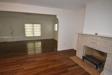 House in Coral Gables, Florida 3 bedrooms, 148.83 sq.m. № 2068238 - photo 7