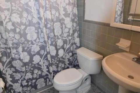 House in Coral Gables, Florida 3 bedrooms, 148.83 sq.m. № 2068238 - photo 11