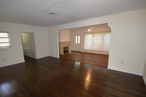 House in Coral Gables, Florida 3 bedrooms, 148.83 sq.m. № 2068238 - photo 4