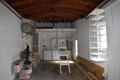 House in Coral Gables, Florida 3 bedrooms, 148.83 sq.m. № 2068238 - photo 14