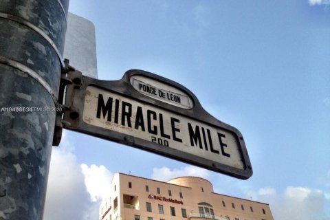 House in Coral Gables, Florida 3 bedrooms, 148.83 sq.m. № 2068238 - photo 21