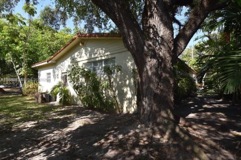 House in Coral Gables, Florida 3 bedrooms, 148.83 sq.m. № 2068238 - photo 16