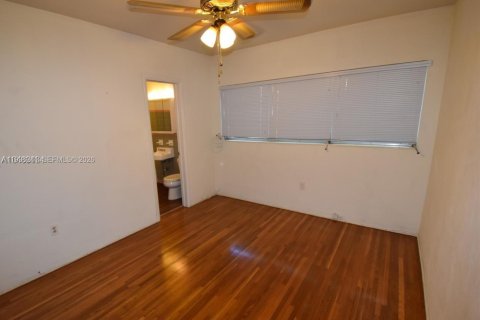 House in Coral Gables, Florida 3 bedrooms, 148.83 sq.m. № 2068238 - photo 12