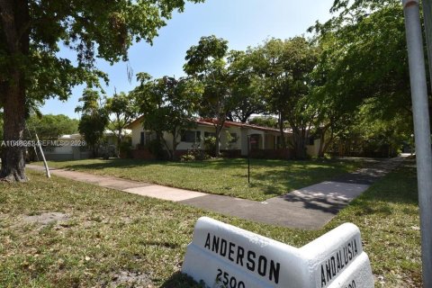 House in Coral Gables, Florida 3 bedrooms, 148.83 sq.m. № 2068238 - photo 18