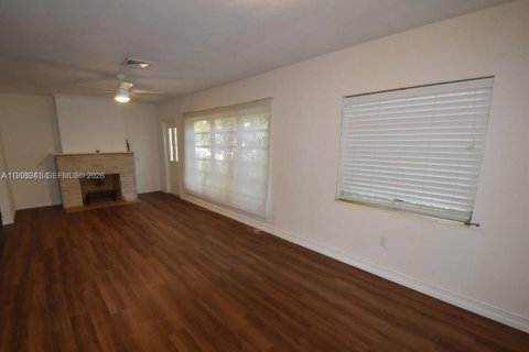 House in Coral Gables, Florida 3 bedrooms, 148.83 sq.m. № 2068238 - photo 8