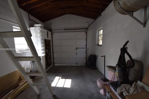 House in Coral Gables, Florida 3 bedrooms, 148.83 sq.m. № 2068238 - photo 15