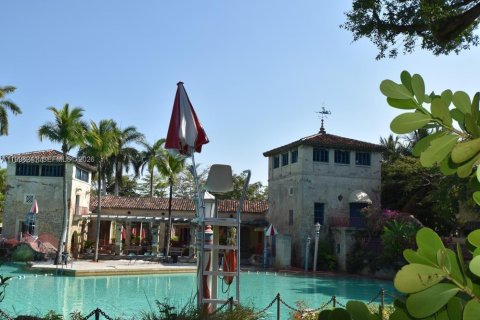 House in Coral Gables, Florida 3 bedrooms, 148.83 sq.m. № 2068238 - photo 20