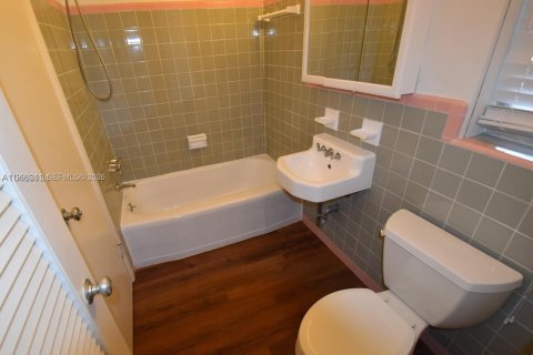 House in Coral Gables, Florida 3 bedrooms, 148.83 sq.m. № 2068238 - photo 13