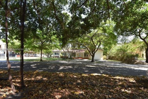 House in Coral Gables, Florida 3 bedrooms, 148.83 sq.m. № 2068238 - photo 2