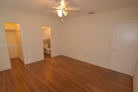 House in Coral Gables, Florida 3 bedrooms, 148.83 sq.m. № 2068238 - photo 10