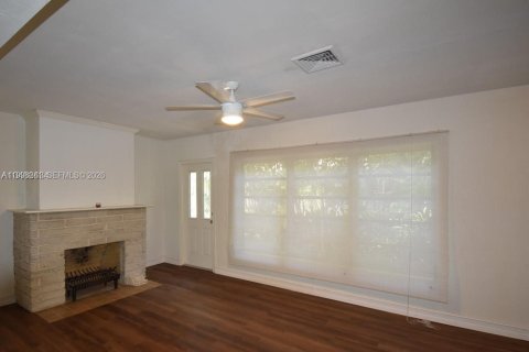 House in Coral Gables, Florida 3 bedrooms, 148.83 sq.m. № 2068238 - photo 6