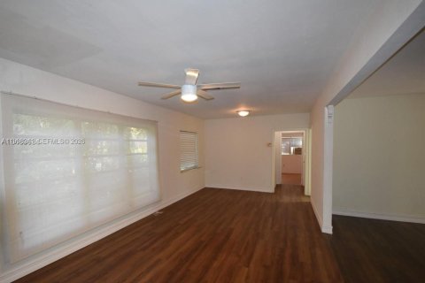 House in Coral Gables, Florida 3 bedrooms, 148.83 sq.m. № 2068238 - photo 5