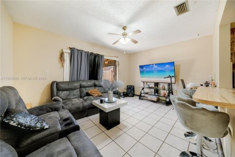 Townhouse in Miami, Florida 3 bedrooms, 125.05 sq.m. № 2026585 - photo 3