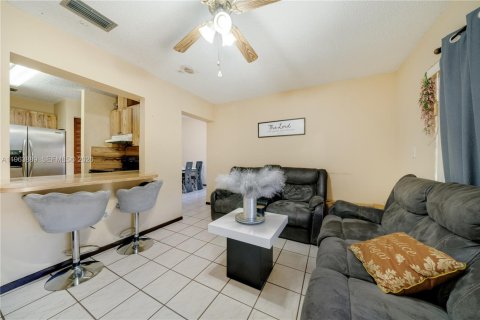 Townhouse in Miami, Florida 3 bedrooms, 125.05 sq.m. № 2026585 - photo 4