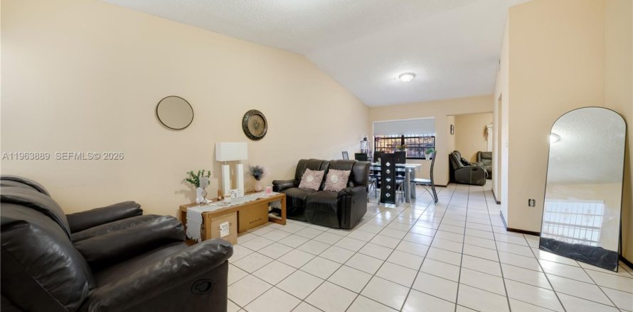 Townhouse in Miami, Florida 3 bedrooms, 125.05 sq.m. № 2026585