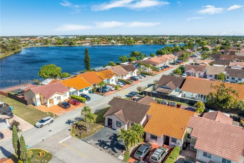 Townhouse in Miami, Florida 3 bedrooms, 125.05 sq.m. № 2026585 - photo 24