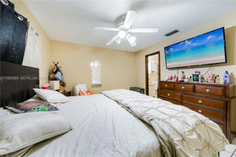 Townhouse in Miami, Florida 3 bedrooms, 125.05 sq.m. № 2026585 - photo 12