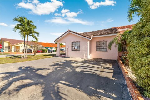 Townhouse in Miami, Florida 3 bedrooms, 125.05 sq.m. № 2026585 - photo 16