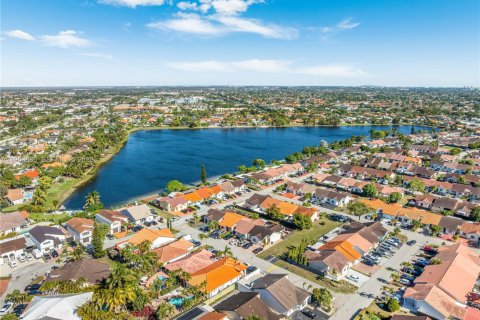 Townhouse in Miami, Florida 3 bedrooms, 125.05 sq.m. № 2026585 - photo 23