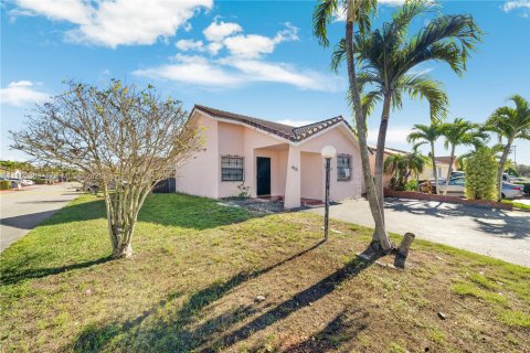 Townhouse in Miami, Florida 3 bedrooms, 125.05 sq.m. № 2026585 - photo 18