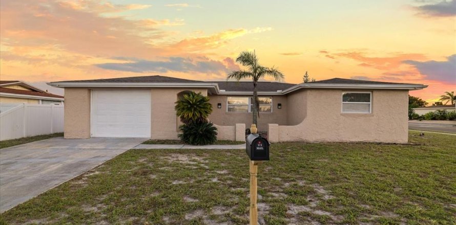 Villa ou maison à Port Richey, Floride 3 chambres, 169.92 m2 № 2420076