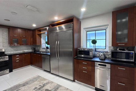 Villa ou maison à louer à Hollywood, Floride: 4 chambres, 185.99 m2 № 1967370 - photo 6