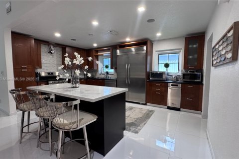 Villa ou maison à louer à Hollywood, Floride: 4 chambres, 185.99 m2 № 1967370 - photo 2