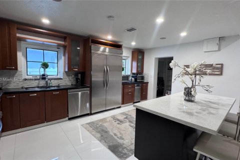 Villa ou maison à louer à Hollywood, Floride: 4 chambres, 185.99 m2 № 1967370 - photo 24