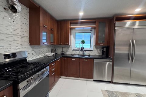 Villa ou maison à louer à Hollywood, Floride: 4 chambres, 185.99 m2 № 1967370 - photo 26