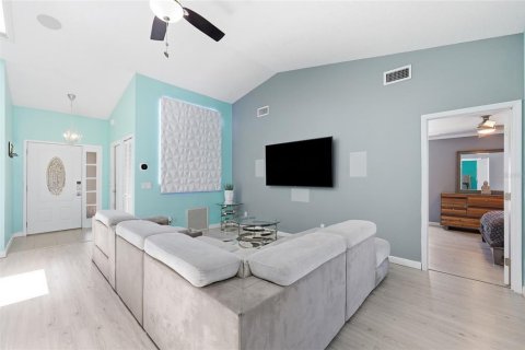 House in Oviedo, Florida 2 bedrooms, 107.02 sq.m. № 2200228 - photo 9