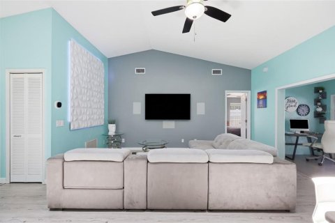 House in Oviedo, Florida 2 bedrooms, 107.02 sq.m. № 2200228 - photo 8