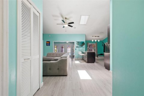 House in Oviedo, Florida 2 bedrooms, 107.02 sq.m. № 2200228 - photo 6