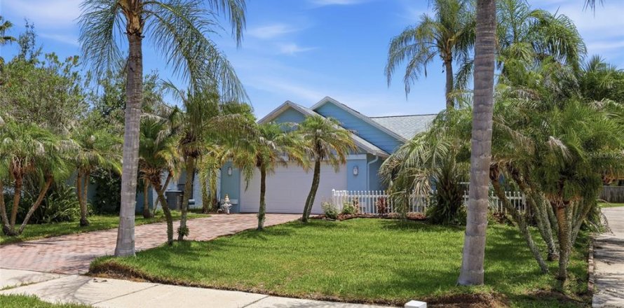 House in Oviedo, Florida 2 bedrooms, 107.02 sq.m. № 2200228