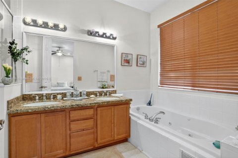 Townhouse in Pompano Beach, Florida 3 bedrooms, 174.84 sq.m. № 1945769 - photo 12