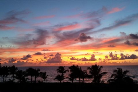 Купить кондоминиум в Майами-Бич, Флорида 3 спальни, № 2068523 - фото 2