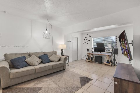 Casa en venta en Hollywood, Florida, 3 dormitorios, 108.51 m2 № 1708135 - foto 4