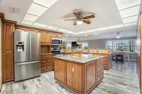 House in New Port Richey, Florida 5 bedrooms, 327.57 sq.m. № 2143003 - photo 9