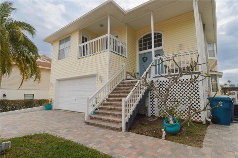 House in New Port Richey, Florida 5 bedrooms, 327.57 sq.m. № 2143003 - photo 2