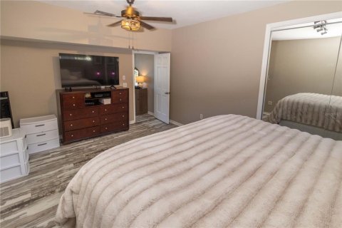 House in New Port Richey, Florida 5 bedrooms, 327.57 sq.m. № 2143003 - photo 25